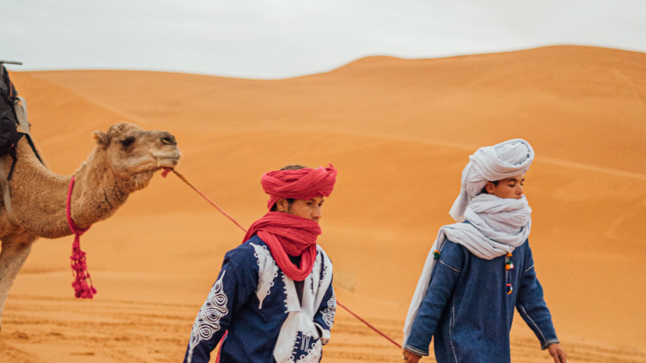 atardecer-en-camello-paseo-en-camello-experiencias-mundimaroc